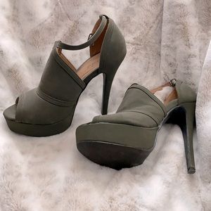 Heels 7.5 Green very comfortable only wore once